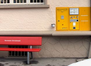 In Grindelwald - Foto Postamt Grindelwald mit dem ATM Automatenmarken Automaten in der späteren Generation mit Zehnertastatur - an dieser Wand war ab 1976 der erste ATM Automat der Schweiz installiert. Foto Archiv Markus Seitz